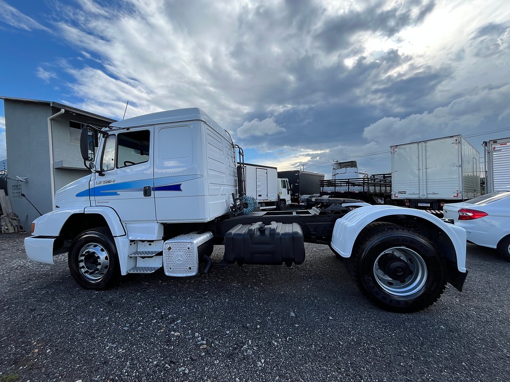 Caminhão MERCEDES BENZ MB 1634 Cavalo Mecânico ANO 2011 de Oto Junior Caminhões no Paraná