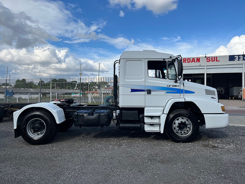 Caminhão MERCEDES BENZ MB 1634 Cavalo Mecânico ANO 2011 de Oto Junior Caminhões no Paraná