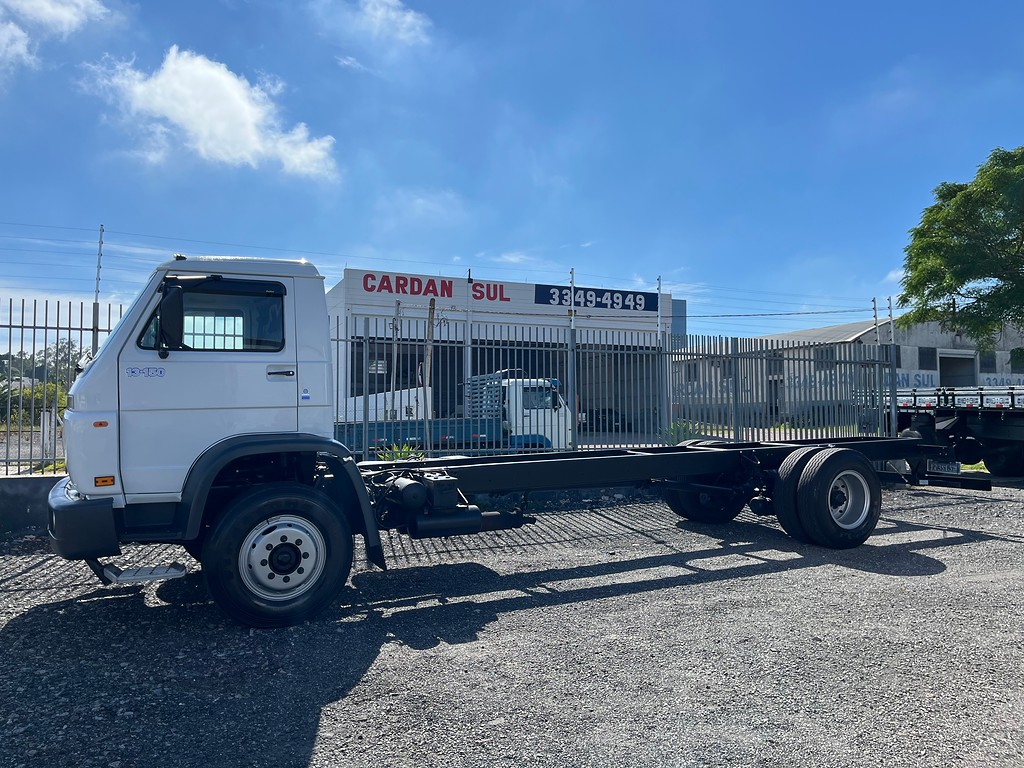 Caminhão VOLKSWAGEN VW 13150 Chassis ANO 2001 de Oto Junior Caminhões no Paraná