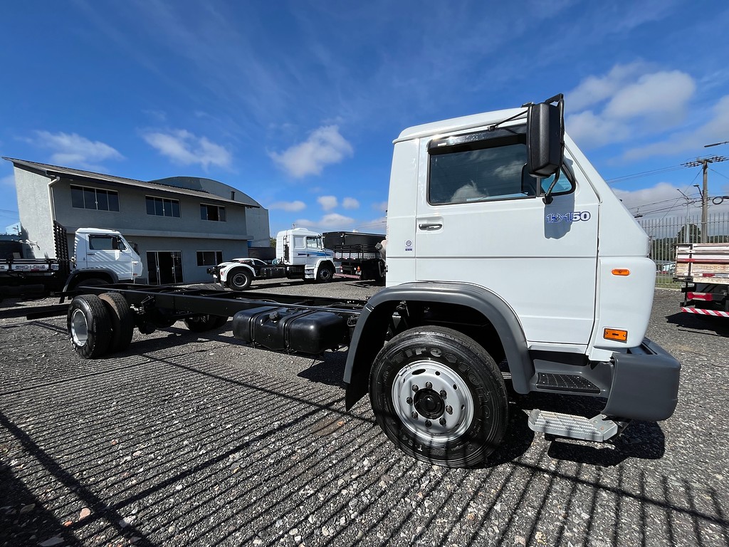 Caminhão VOLKSWAGEN VW 13150 Chassis ANO 2001 de Oto Junior Caminhões no Paraná