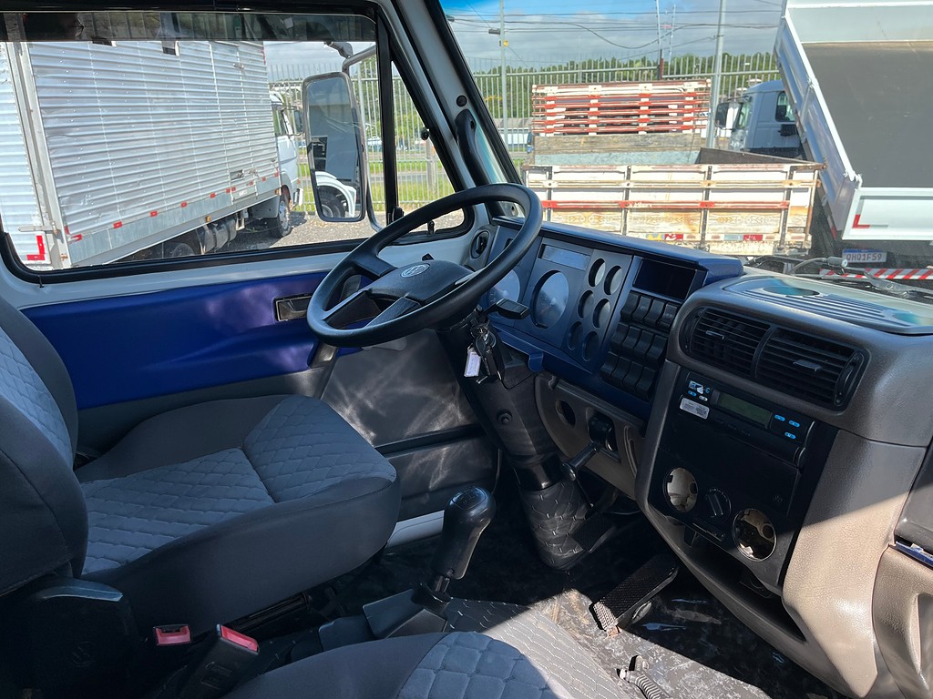 Caminhão VOLKSWAGEN VW 13150 Chassis ANO 2001 de Oto Junior Caminhões no Paraná