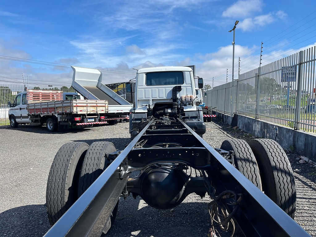 Caminhão VOLKSWAGEN VW 13150 Chassis ANO 2001 de Oto Junior Caminhões no Paraná