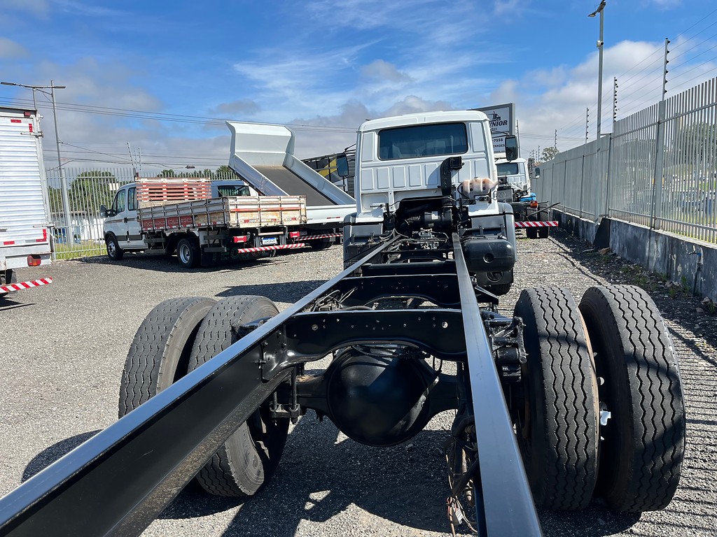 Caminhão VOLKSWAGEN VW 13150 Chassis ANO 2001 de Oto Junior Caminhões no Paraná