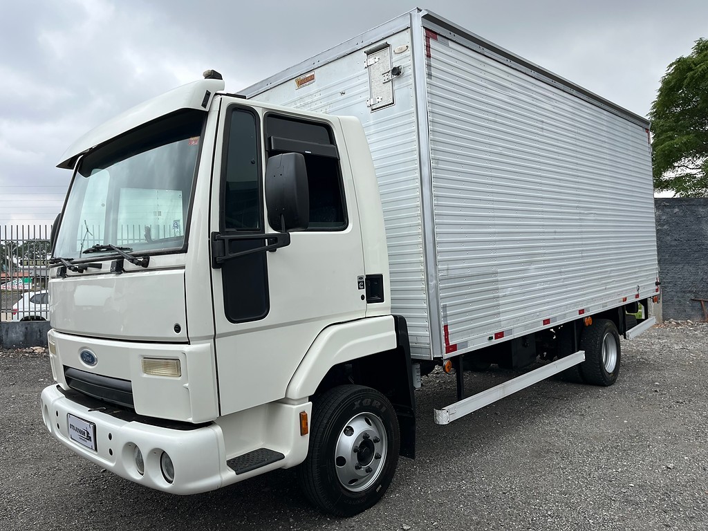 Caminhão FORD CARGO 815 Baú Furgão ANO 2010 de Oto Junior Caminhões no Paraná