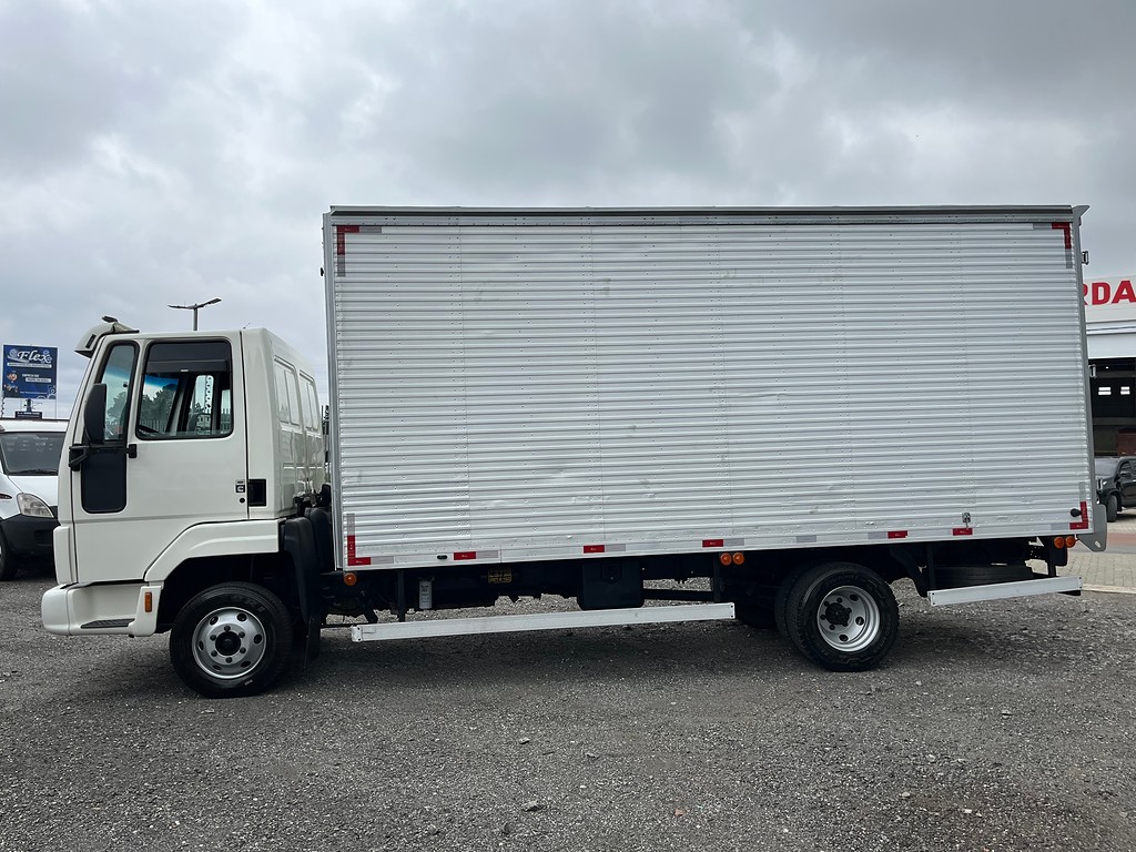 Caminhão FORD CARGO 815 Baú Furgão ANO 2010 de Oto Junior Caminhões no Paraná