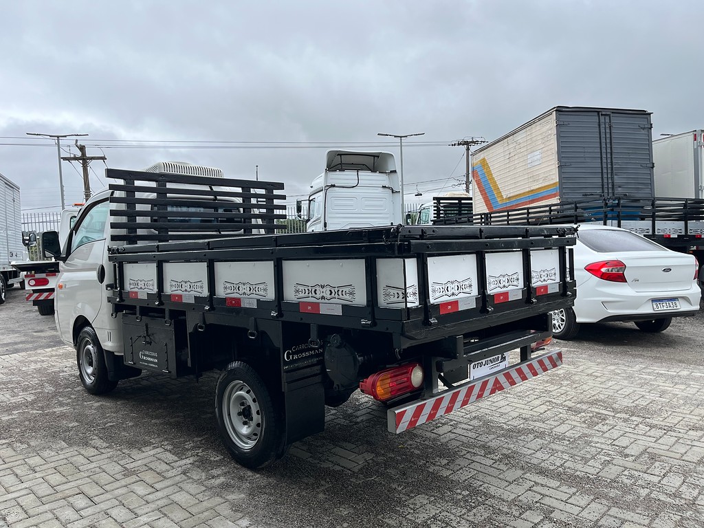 Caminhão HYUNDAI HR Carroceria ANO 2012 de Oto Junior Caminhões no Paraná