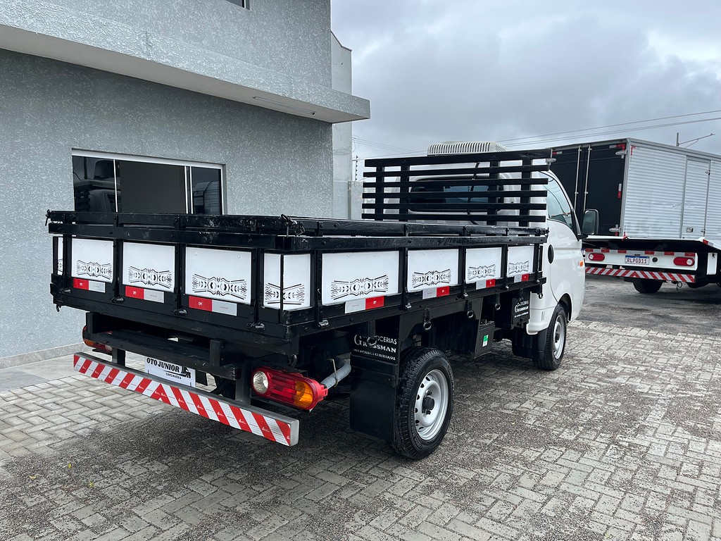 Caminhão HYUNDAI HR Carroceria ANO 2012 de Oto Junior Caminhões no Paraná