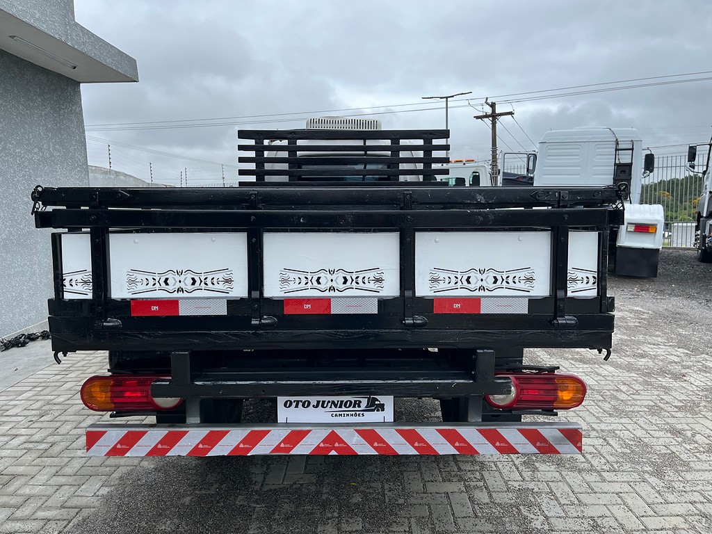 Caminhão HYUNDAI HR Carroceria ANO 2012 de Oto Junior Caminhões no Paraná