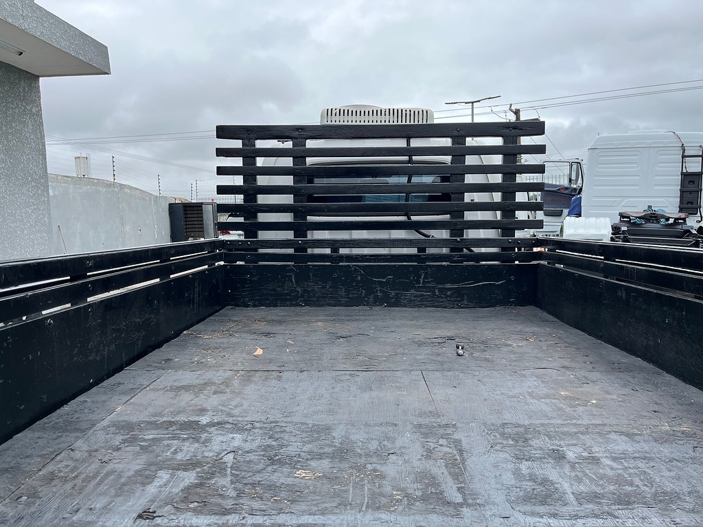 Caminhão HYUNDAI HR Carroceria ANO 2012 de Oto Junior Caminhões no Paraná