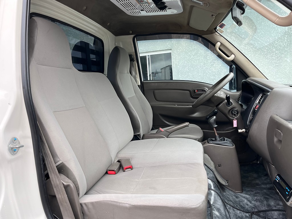 Caminhão HYUNDAI HR Carroceria ANO 2012 de Oto Junior Caminhões no Paraná