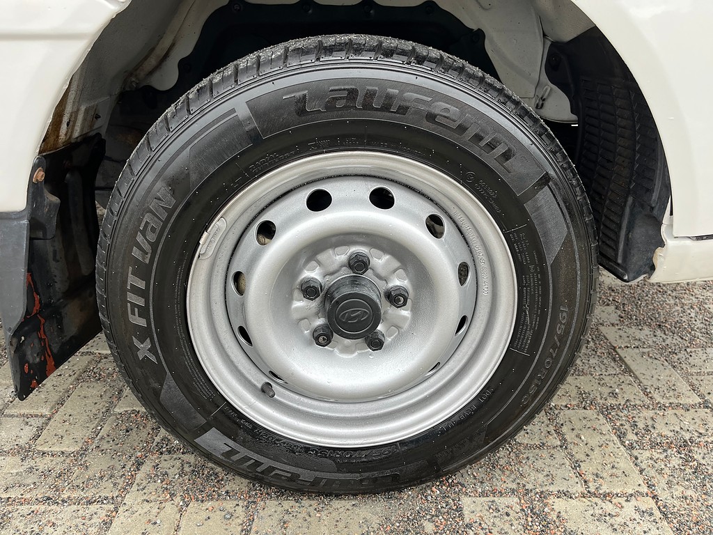 Caminhão HYUNDAI HR Carroceria ANO 2012 de Oto Junior Caminhões no Paraná