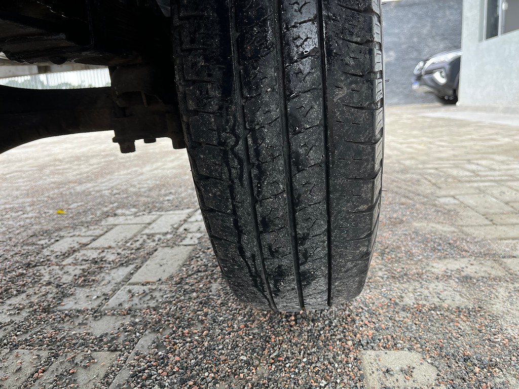 Caminhão HYUNDAI HR Carroceria ANO 2012 de Oto Junior Caminhões no Paraná