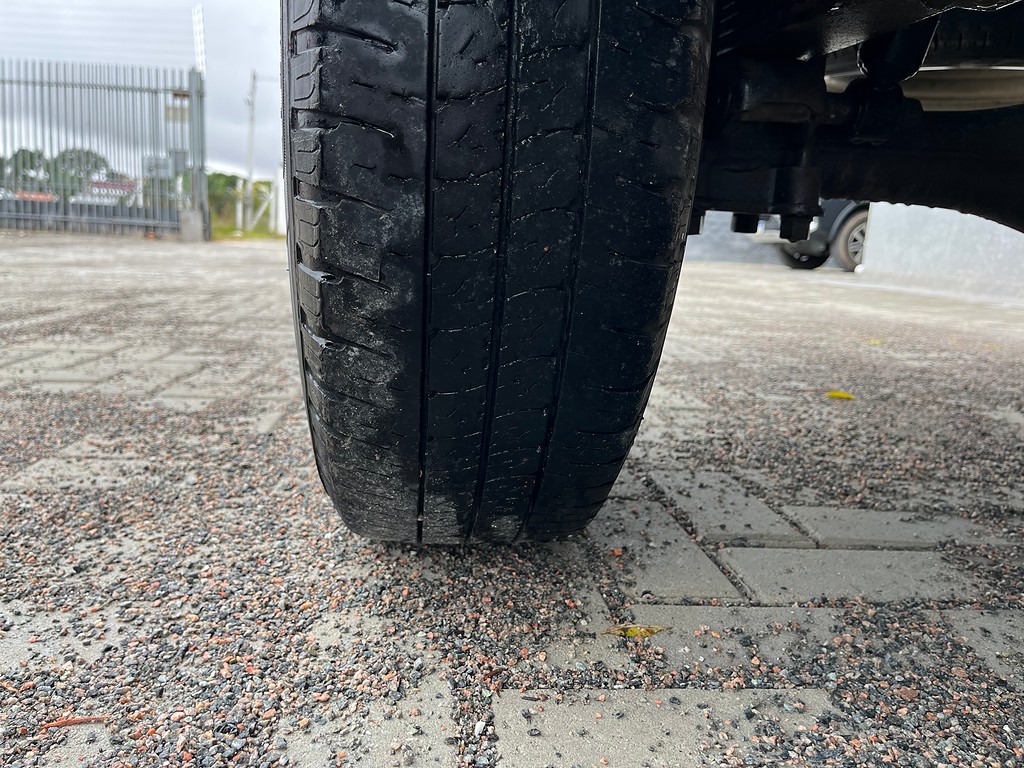 Caminhão HYUNDAI HR Carroceria ANO 2012 de Oto Junior Caminhões no Paraná