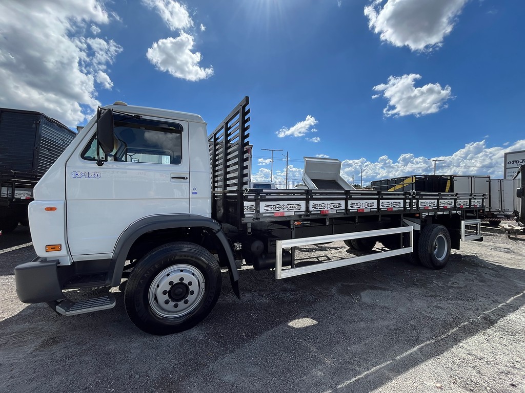 Caminhão VOLKSWAGEN VW 13150 Carroceria ANO 2001 de Oto Junior Caminhões no Paraná