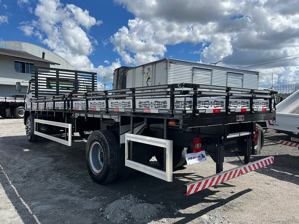 Caminhão VOLKSWAGEN VW 13150 Carroceria ANO 2001 de Oto Junior Caminhões no Paraná