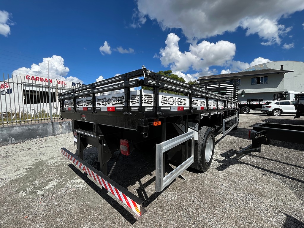 Caminhão VOLKSWAGEN VW 13150 Carroceria ANO 2001 de Oto Junior Caminhões no Paraná