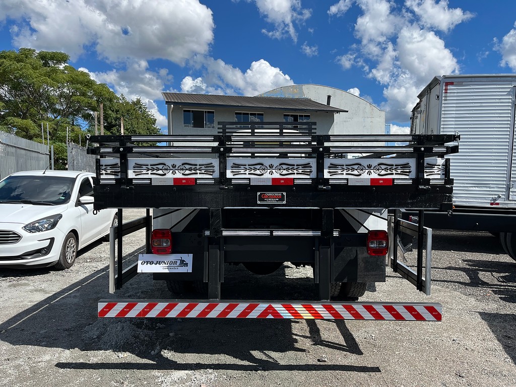 Caminhão VOLKSWAGEN VW 13150 Carroceria ANO 2001 de Oto Junior Caminhões no Paraná