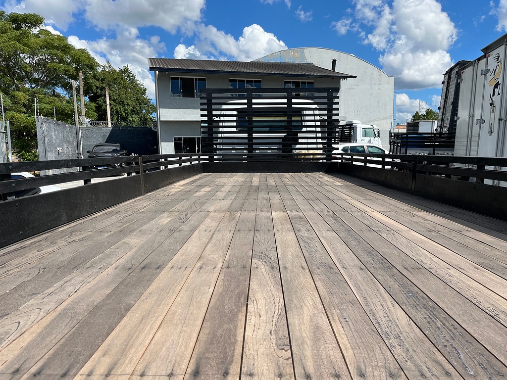 Caminhão VOLKSWAGEN VW 13150 Carroceria ANO 2001 de Oto Junior Caminhões no Paraná