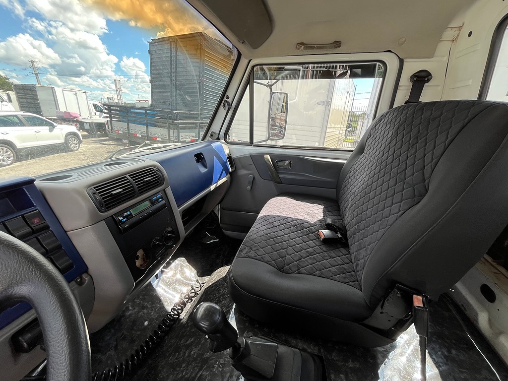 Caminhão VOLKSWAGEN VW 13150 Carroceria ANO 2001 de Oto Junior Caminhões no Paraná