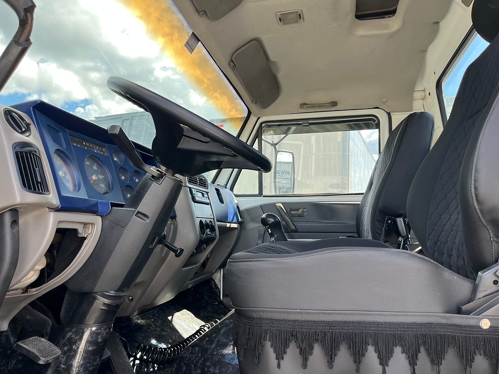 Caminhão VOLKSWAGEN VW 13150 Carroceria ANO 2001 de Oto Junior Caminhões no Paraná