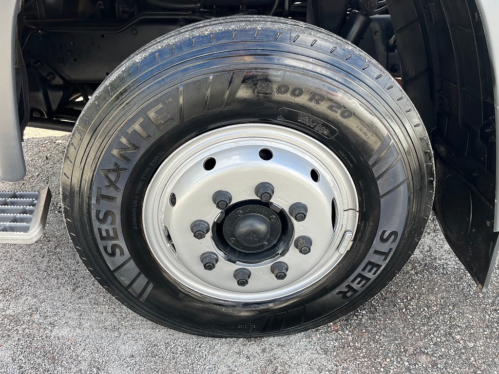 Caminhão VOLKSWAGEN VW 13150 Carroceria ANO 2001 de Oto Junior Caminhões no Paraná