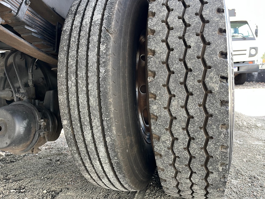 Caminhão VOLKSWAGEN VW 13150 Carroceria ANO 2001 de Oto Junior Caminhões no Paraná