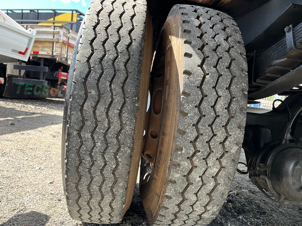 Caminhão VOLKSWAGEN VW 13150 Carroceria ANO 2001 de Oto Junior Caminhões no Paraná