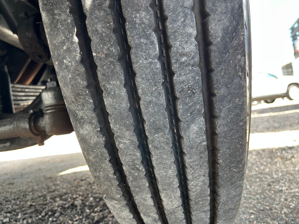 Caminhão VOLKSWAGEN VW 13150 Carroceria ANO 2001 de Oto Junior Caminhões no Paraná