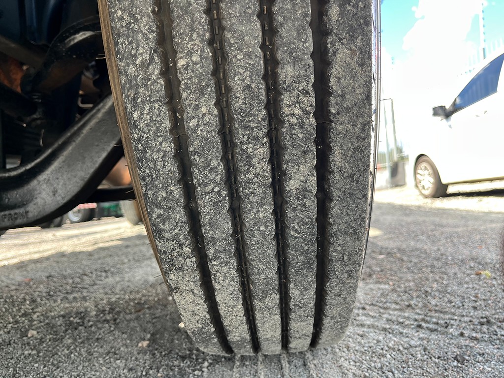 Caminhão VOLKSWAGEN VW 13150 Carroceria ANO 2001 de Oto Junior Caminhões no Paraná