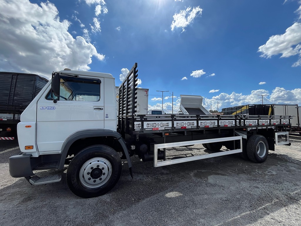 Caminhão VOLKSWAGEN VW 13150 Carroceria ANO 2001 de Oto Junior Caminhões no Paraná