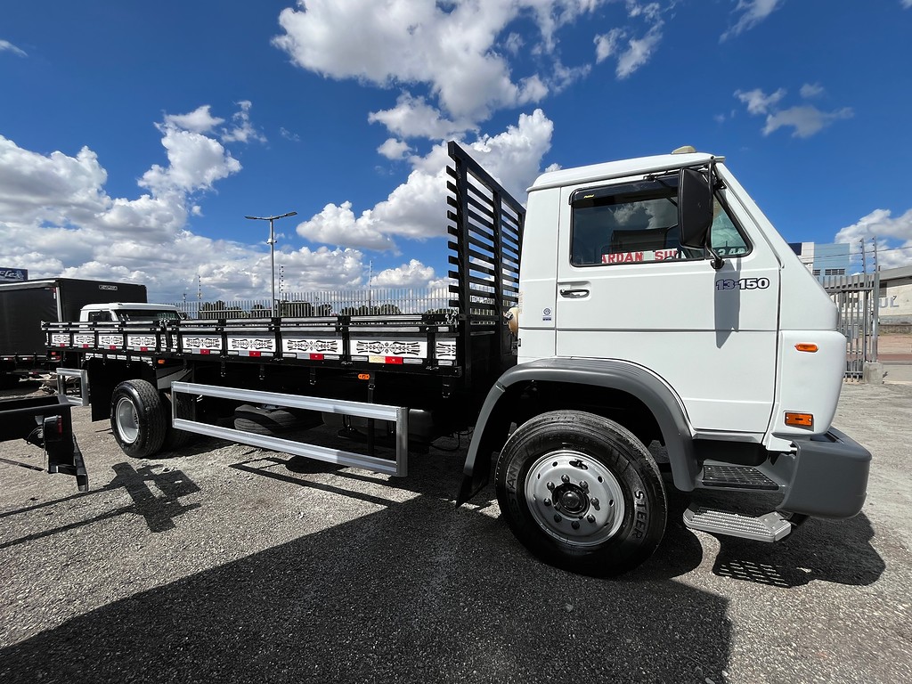 Caminhão VOLKSWAGEN VW 13150 Carroceria ANO 2001 de Oto Junior Caminhões no Paraná