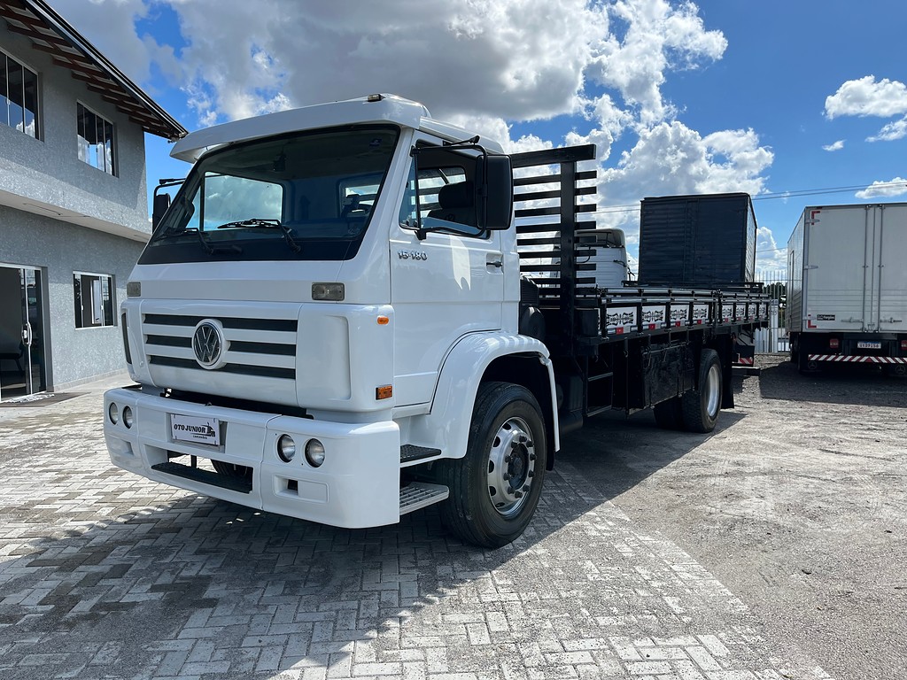 Caminhão VOLKSWAGEN VW 15180 Carroceria ANO 2010 de Oto Junior Caminhões no Paraná