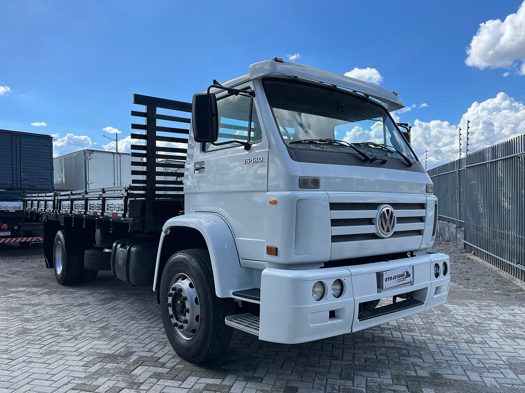 Caminhão VOLKSWAGEN VW 15180 Carroceria ANO 2010 de Oto Junior Caminhões no Paraná