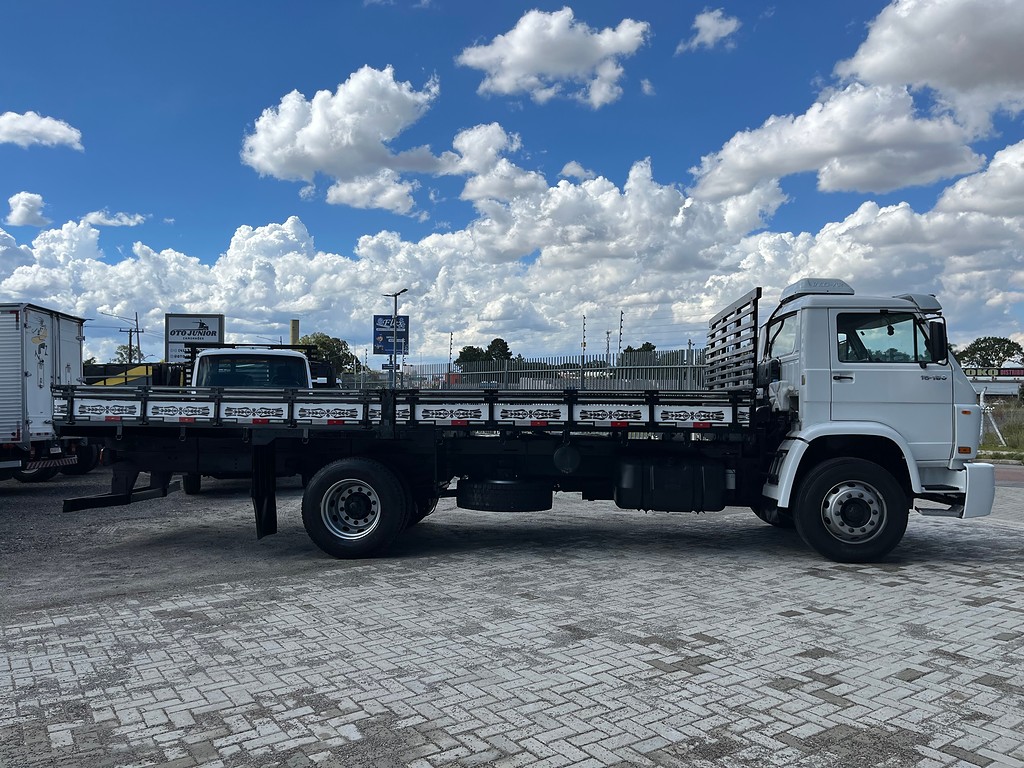 Caminhão VOLKSWAGEN VW 15180 Carroceria ANO 2010 de Oto Junior Caminhões no Paraná
