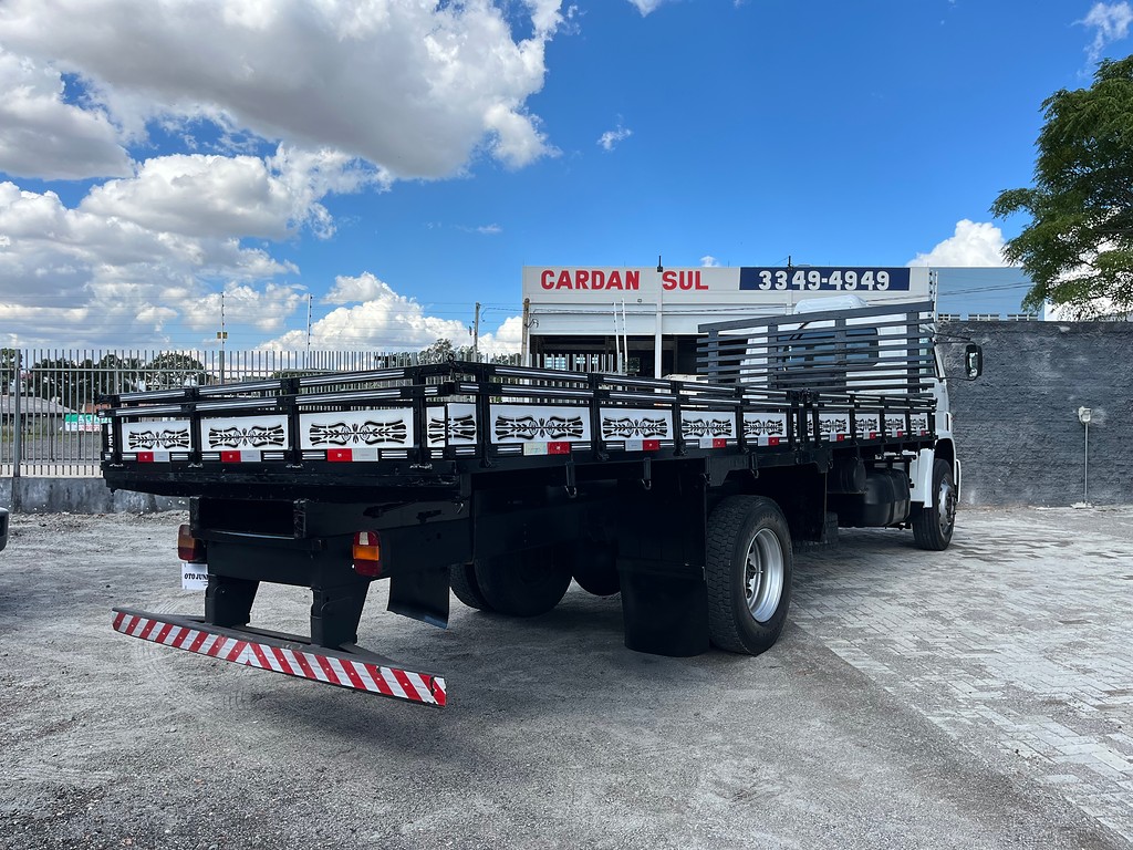 Caminhão VOLKSWAGEN VW 15180 Carroceria ANO 2010 de Oto Junior Caminhões no Paraná