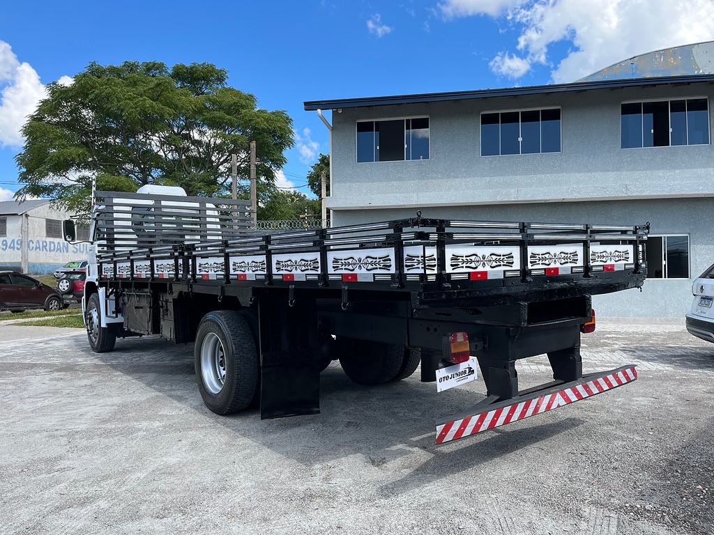 Caminhão VOLKSWAGEN VW 15180 Carroceria ANO 2010 de Oto Junior Caminhões no Paraná