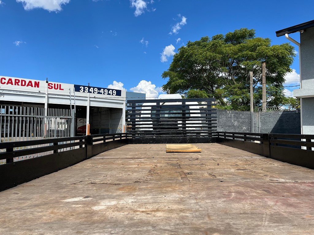 Caminhão VOLKSWAGEN VW 15180 Carroceria ANO 2010 de Oto Junior Caminhões no Paraná