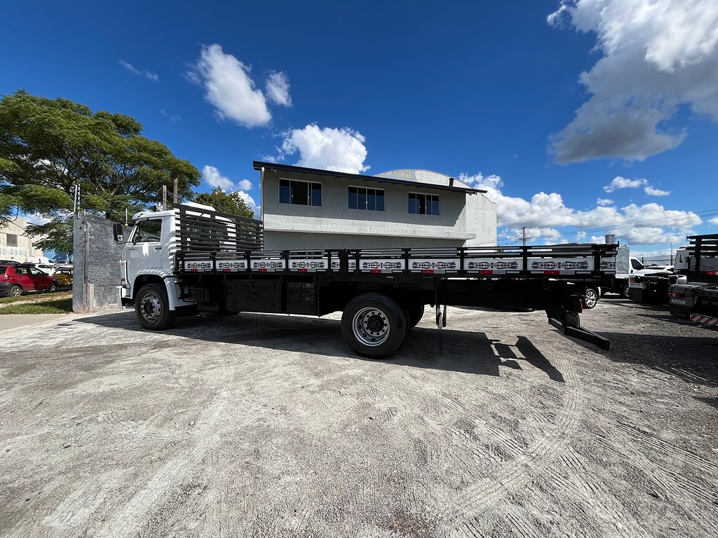 Caminhão VOLKSWAGEN VW 15180 Carroceria ANO 2010 de Oto Junior Caminhões no Paraná