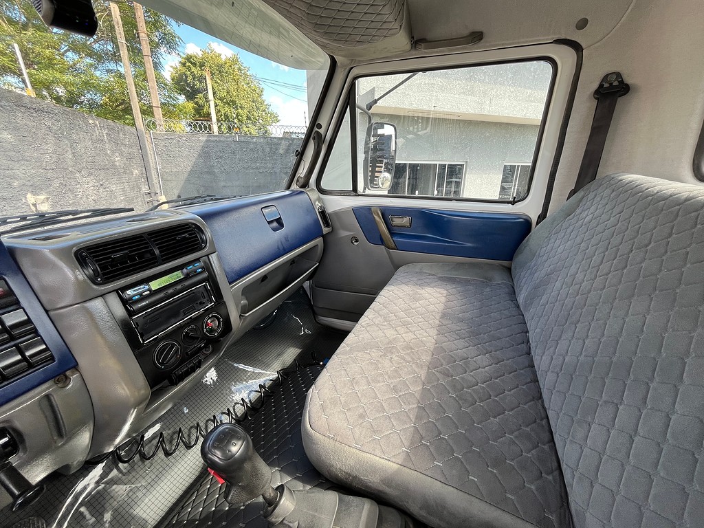 Caminhão VOLKSWAGEN VW 15180 Carroceria ANO 2010 de Oto Junior Caminhões no Paraná