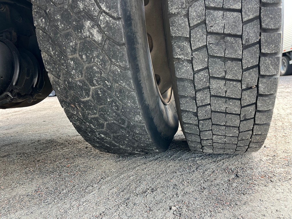 Caminhão VOLKSWAGEN VW 15180 Carroceria ANO 2010 de Oto Junior Caminhões no Paraná