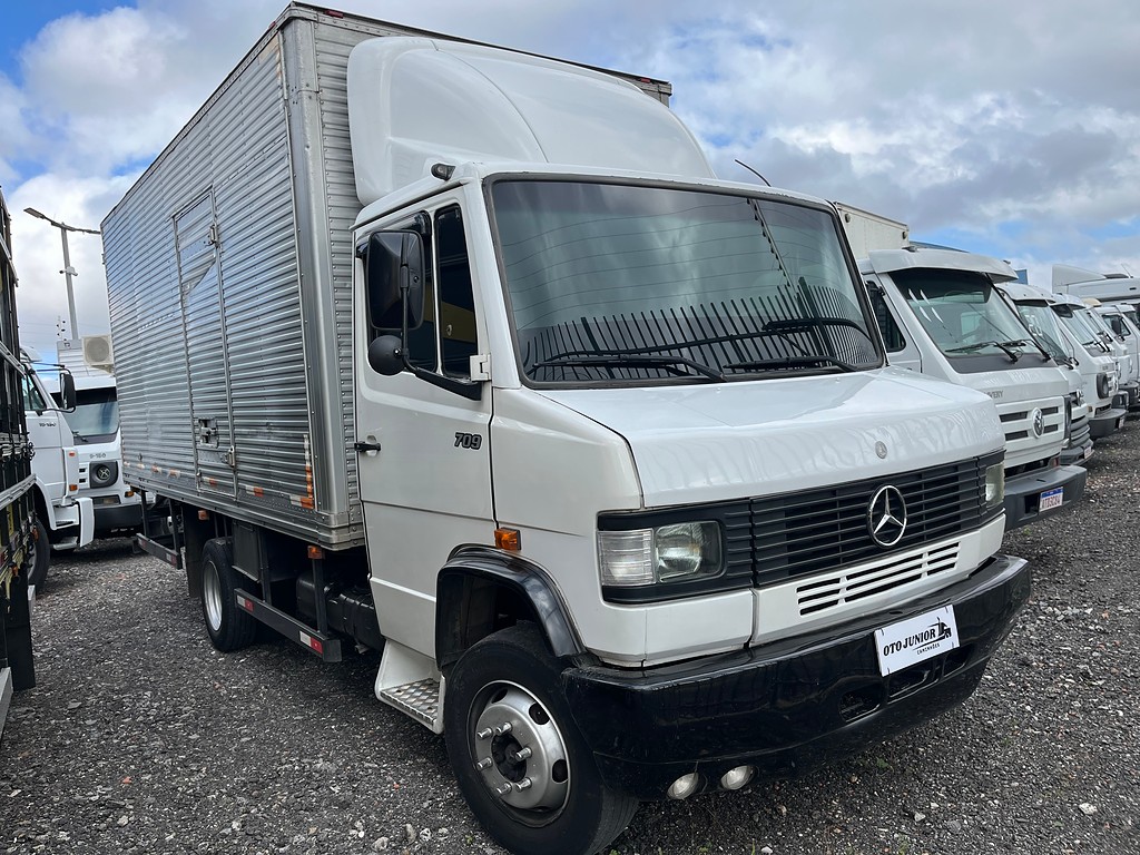 Caminhão MERCEDES BENZ MB 709 Baú Furgão ANO 1992 de Oto Junior Caminhões no Paraná