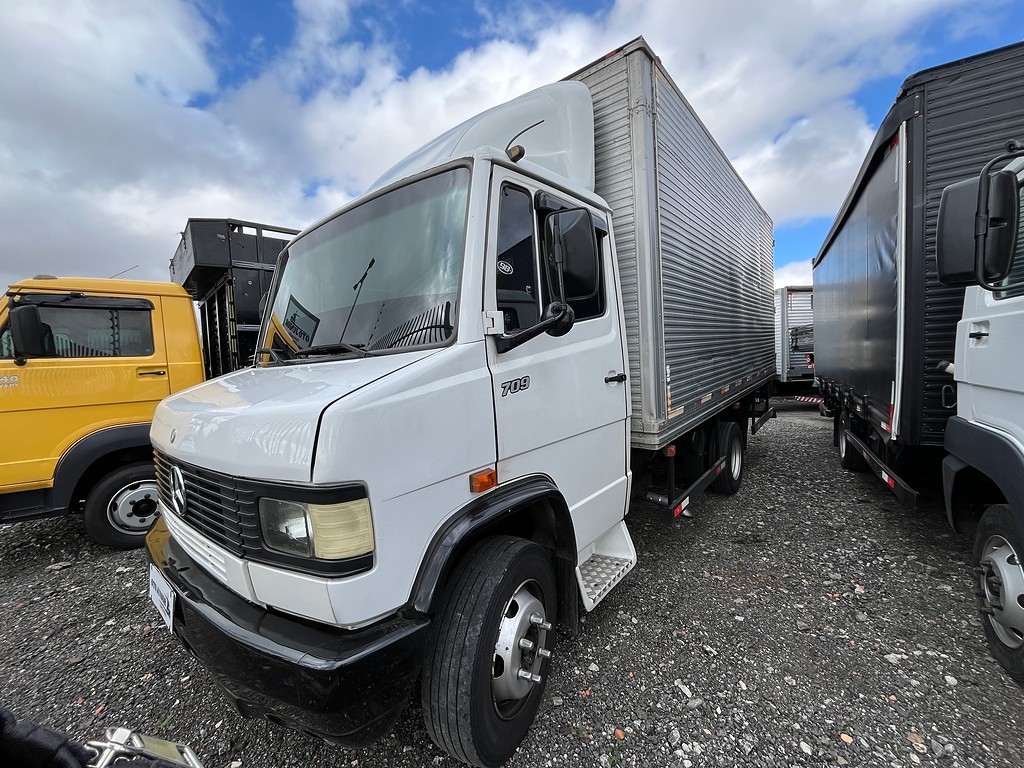 Caminhão MERCEDES BENZ MB 709 Baú Furgão ANO 1992 de Oto Junior Caminhões no Paraná