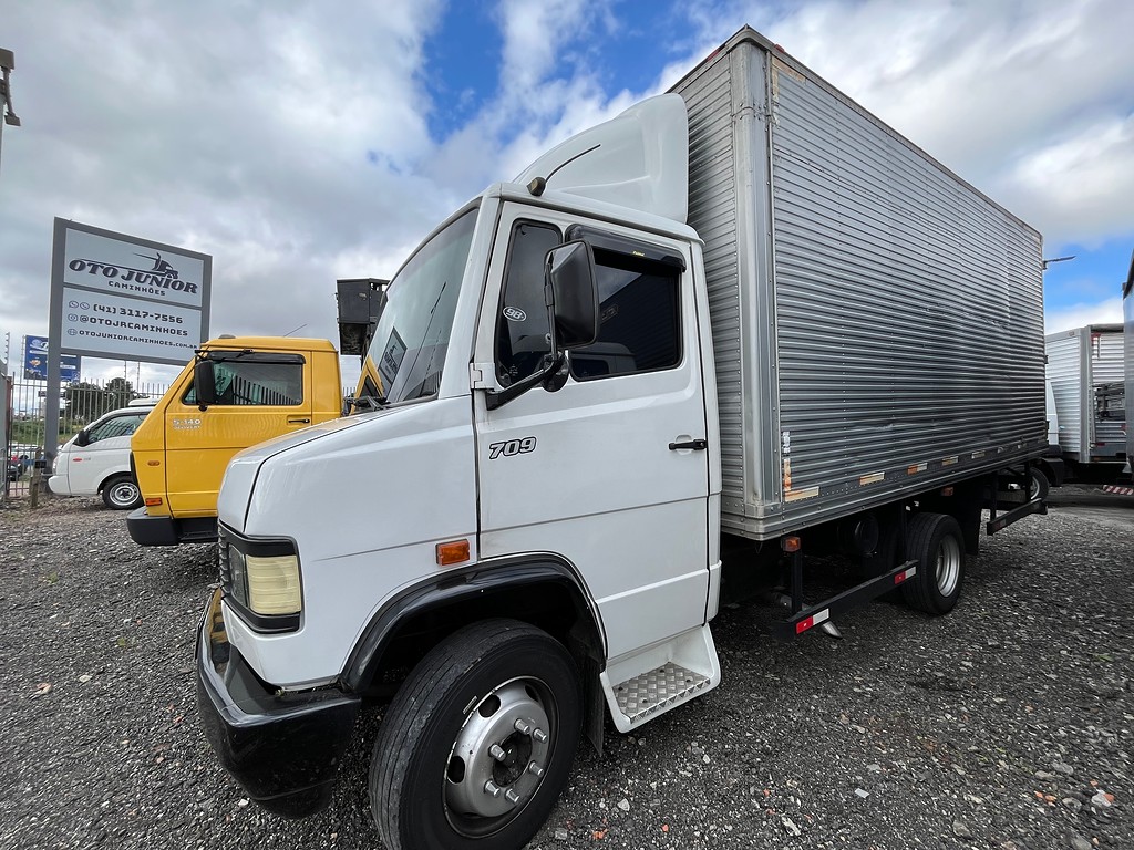 Caminhão MERCEDES BENZ MB 709 Baú Furgão ANO 1992 de Oto Junior Caminhões no Paraná