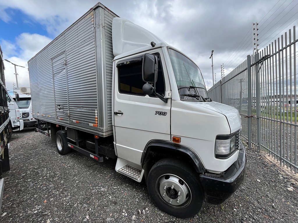 Caminhão MERCEDES BENZ MB 709 Baú Furgão ANO 1992 de Oto Junior Caminhões no Paraná