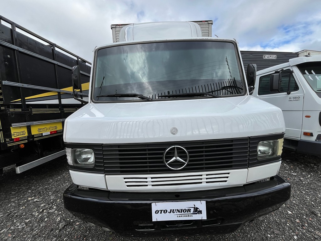 Caminhão MERCEDES BENZ MB 709 Baú Furgão ANO 1992 de Oto Junior Caminhões no Paraná