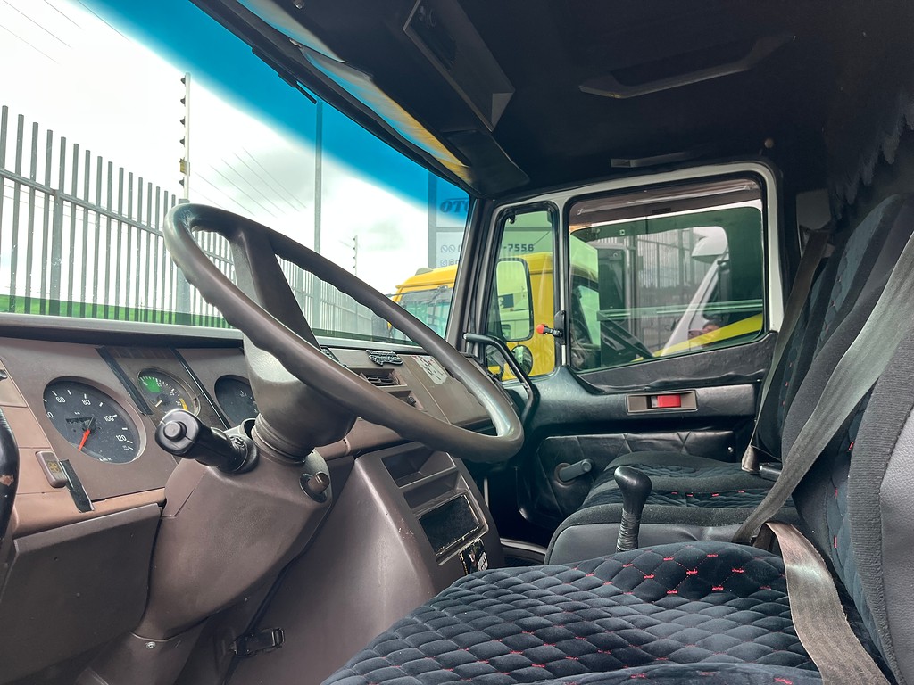 Caminhão MERCEDES BENZ MB 709 Baú Furgão ANO 1992 de Oto Junior Caminhões no Paraná