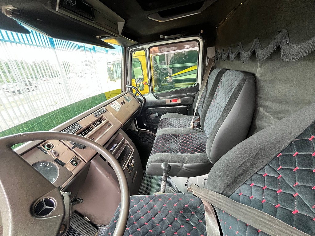 Caminhão MERCEDES BENZ MB 709 Baú Furgão ANO 1992 de Oto Junior Caminhões no Paraná