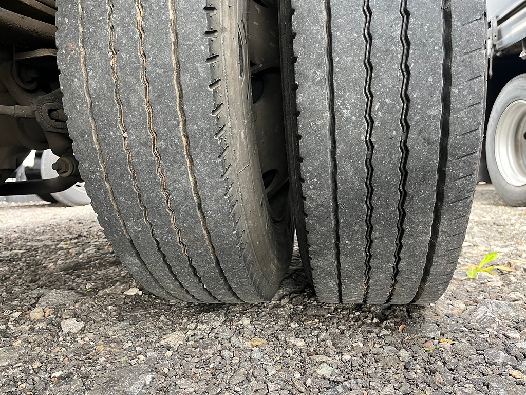 Caminhão MERCEDES BENZ MB 709 Baú Furgão ANO 1992 de Oto Junior Caminhões no Paraná