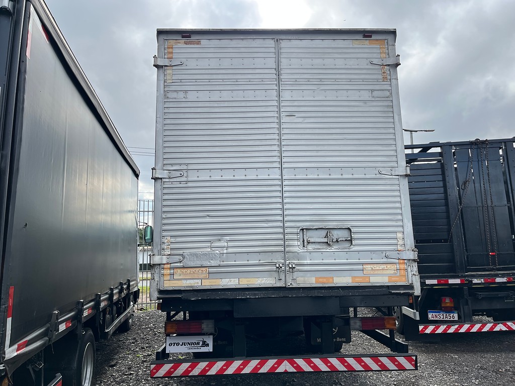 Caminhão MERCEDES BENZ MB 709 Baú Furgão ANO 1992 de Oto Junior Caminhões no Paraná