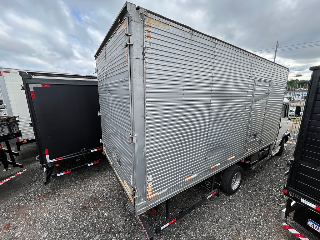 Caminhão MERCEDES BENZ MB 709 Baú Furgão ANO 1992 de Oto Junior Caminhões no Paraná